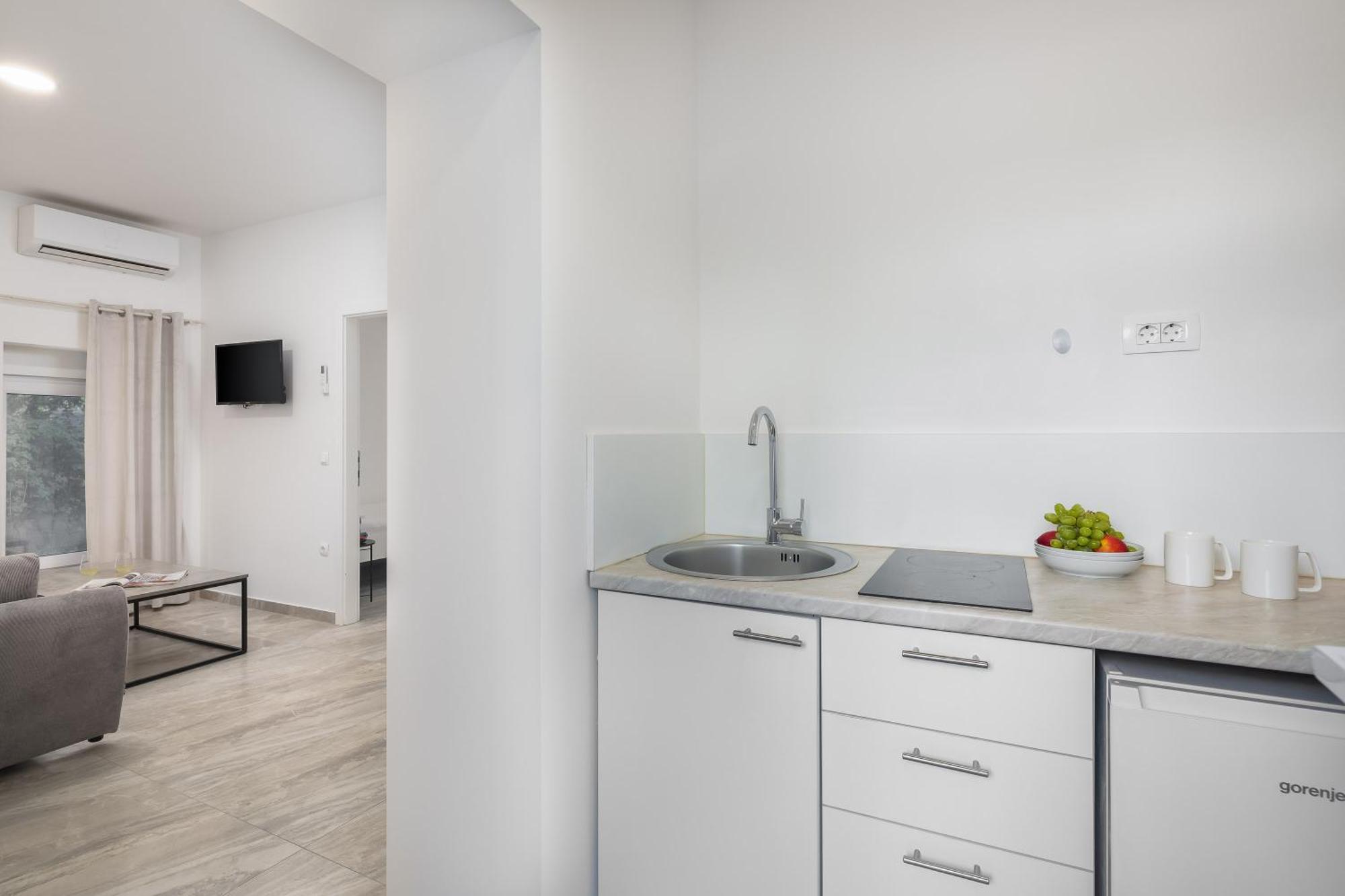 Beachfront Apartments Providenca With Free Parking Makarska Habitación foto